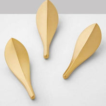 Load image into Gallery viewer, INSPIRA LIFESTYLES - Eve Leaf Pull Handles - ABSTRACT, CABINET HARDWARE, DRAWER PULL, HARDWARE, KNOBS, METAL HARDWARE, MINIMALIST, NORDIC, PULLS
