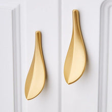 Load image into Gallery viewer, INSPIRA LIFESTYLES - Eve Leaf Pull Handles - ABSTRACT, CABINET HARDWARE, DRAWER PULL, HARDWARE, KNOBS, METAL HARDWARE, MINIMALIST, NORDIC, PULLS