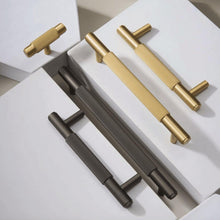 Load image into Gallery viewer, INSPIRA LIFESTYLES - Reed II Knob & Pull Handles - BATHROOM HARDWARE, BRASS HARDWARE, CABINET HARDWARE, CABINET PULL, CLOSET PULL, DOOR PULL, DOOR PULLS, DRAWER PULL, DRAWER PULLS, FURNITURE HANDLES, FURNITURE KNOBS, FURNITURE PULL, HARDWARE, KITCHEN HARDWARE, KNOBS, MODERN HARDWARE, PULLS, WARDROBE HARDWARE