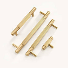 Load image into Gallery viewer, INSPIRA LIFESTYLES - Reed II Knob & Pull Handles - BATHROOM HARDWARE, BRASS HARDWARE, CABINET HARDWARE, CABINET PULL, CLOSET PULL, DOOR PULL, DOOR PULLS, DRAWER PULL, DRAWER PULLS, FURNITURE HANDLES, FURNITURE KNOBS, FURNITURE PULL, HARDWARE, KITCHEN HARDWARE, KNOBS, MODERN HARDWARE, PULLS, WARDROBE HARDWARE