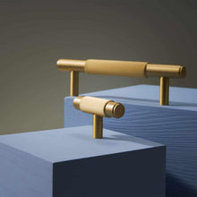 Load image into Gallery viewer, INSPIRA LIFESTYLES - Reed II Knob & Pull Handles - BATHROOM HARDWARE, BRASS HARDWARE, CABINET HARDWARE, CABINET PULL, CLOSET PULL, DOOR PULL, DOOR PULLS, DRAWER PULL, DRAWER PULLS, FURNITURE HANDLES, FURNITURE KNOBS, FURNITURE PULL, HARDWARE, KITCHEN HARDWARE, KNOBS, MODERN HARDWARE, PULLS, WARDROBE HARDWARE