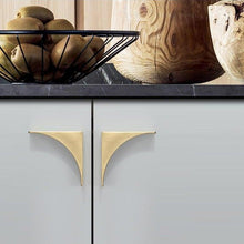 Load image into Gallery viewer, INSPIRA LIFESTYLES - Zanza Corner Pull Handles - BATHROOM PULLS, BRASS HARDWARE, CABINET HARDWARE, CABINET PULL, CABINET PULLS, CLOSET PULL, CORNER HANDLE, DECORATIVE PULL, DOOR HARDWARE, DOOR PULL, DOOR PULLS, DRAWER PULL, DRAWER PULLS, FURNITURE HANDLES, FURNITURE PULL, HANDLES, HARDWARE, KITCHEN PULLS, METAL HARDWARE, MINIMALIST, PULLS
