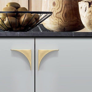 INSPIRA LIFESTYLES - Zanza Corner Pull Handles - BATHROOM PULLS, BRASS HARDWARE, CABINET HARDWARE, CABINET PULL, CABINET PULLS, CLOSET PULL, CORNER HANDLE, DECORATIVE PULL, DOOR HARDWARE, DOOR PULL, DOOR PULLS, DRAWER PULL, DRAWER PULLS, FURNITURE HANDLES, FURNITURE PULL, HANDLES, HARDWARE, KITCHEN PULLS, METAL HARDWARE, MINIMALIST, PULLS