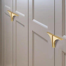 Load image into Gallery viewer, INSPIRA LIFESTYLES - Zanza Corner Pull Handles - BATHROOM PULLS, BRASS HARDWARE, CABINET HARDWARE, CABINET PULL, CABINET PULLS, CLOSET PULL, CORNER HANDLE, DECORATIVE PULL, DOOR HARDWARE, DOOR PULL, DOOR PULLS, DRAWER PULL, DRAWER PULLS, FURNITURE HANDLES, FURNITURE PULL, HANDLES, HARDWARE, KITCHEN PULLS, METAL HARDWARE, MINIMALIST, PULLS
