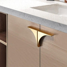 Load image into Gallery viewer, INSPIRA LIFESTYLES - Zanza Corner Pull Handles - BATHROOM PULLS, BRASS HARDWARE, CABINET HARDWARE, CABINET PULL, CABINET PULLS, CLOSET PULL, CORNER HANDLE, DECORATIVE PULL, DOOR HARDWARE, DOOR PULL, DOOR PULLS, DRAWER PULL, DRAWER PULLS, FURNITURE HANDLES, FURNITURE PULL, HANDLES, HARDWARE, KITCHEN PULLS, METAL HARDWARE, MINIMALIST, PULLS
