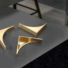Load image into Gallery viewer, INSPIRA LIFESTYLES - Zanza Corner Pull Handles - BATHROOM PULLS, BRASS HARDWARE, CABINET HARDWARE, CABINET PULL, CABINET PULLS, CLOSET PULL, CORNER HANDLE, DECORATIVE PULL, DOOR HARDWARE, DOOR PULL, DOOR PULLS, DRAWER PULL, DRAWER PULLS, FURNITURE HANDLES, FURNITURE PULL, HANDLES, HARDWARE, KITCHEN PULLS, METAL HARDWARE, MINIMALIST, PULLS
